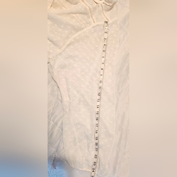 🩷Torrid Chiffon Clip Dot With Contrasting Eyelet Top Ivory Size 5💜 - Picture 5 of 9